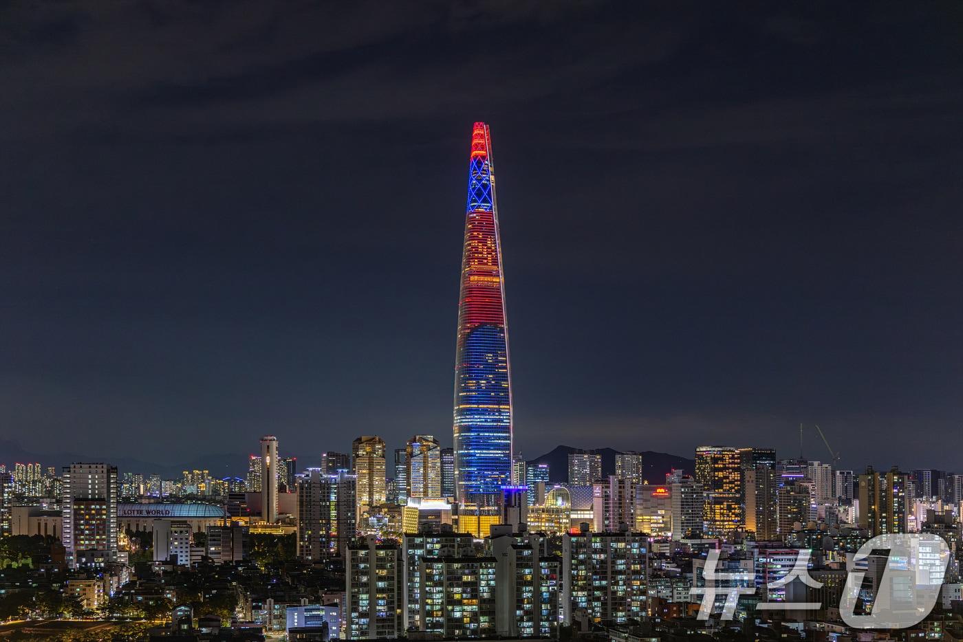 서울 송파구 롯데월드타워에 송출되는 광복 80주년 미디어파사드 모습. &#40;롯데물산 제공. 재판매 및 DB 금지&#41; 2025.8.14/뉴스1
