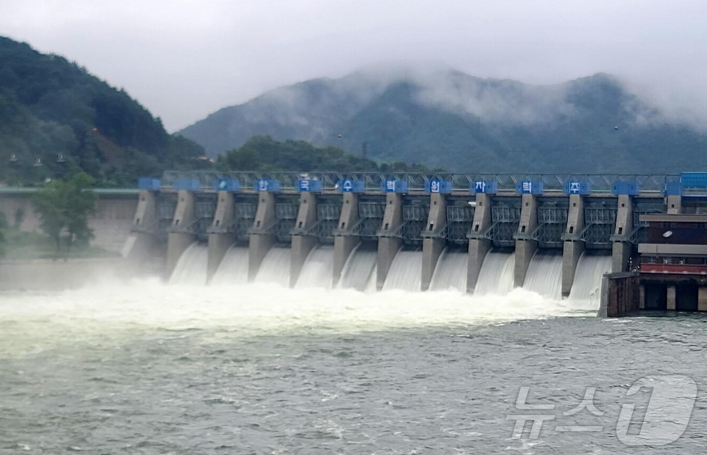 14일 강원 북부 지역을 중심으로 많은 비가 내린 가운데 춘천 의암댐이 수문을 열고 초당 2000톤을 하류로 내려보내고 있다.&#40;독자 제공, 재판매 및 DB 금지&#41;2025.8.14/뉴스1 ⓒ News1 이종재 기자