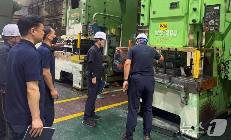 본문 이미지 - 13일 광주지방고용노동청이 광주 하남산단 내 중·소규모 고위험 자동차 부품 제조업체를 대상으로 불시 현장 점검을 진행하고 있다.(광주지방고용노동청 제공. 재판매 및 DB 금지)
