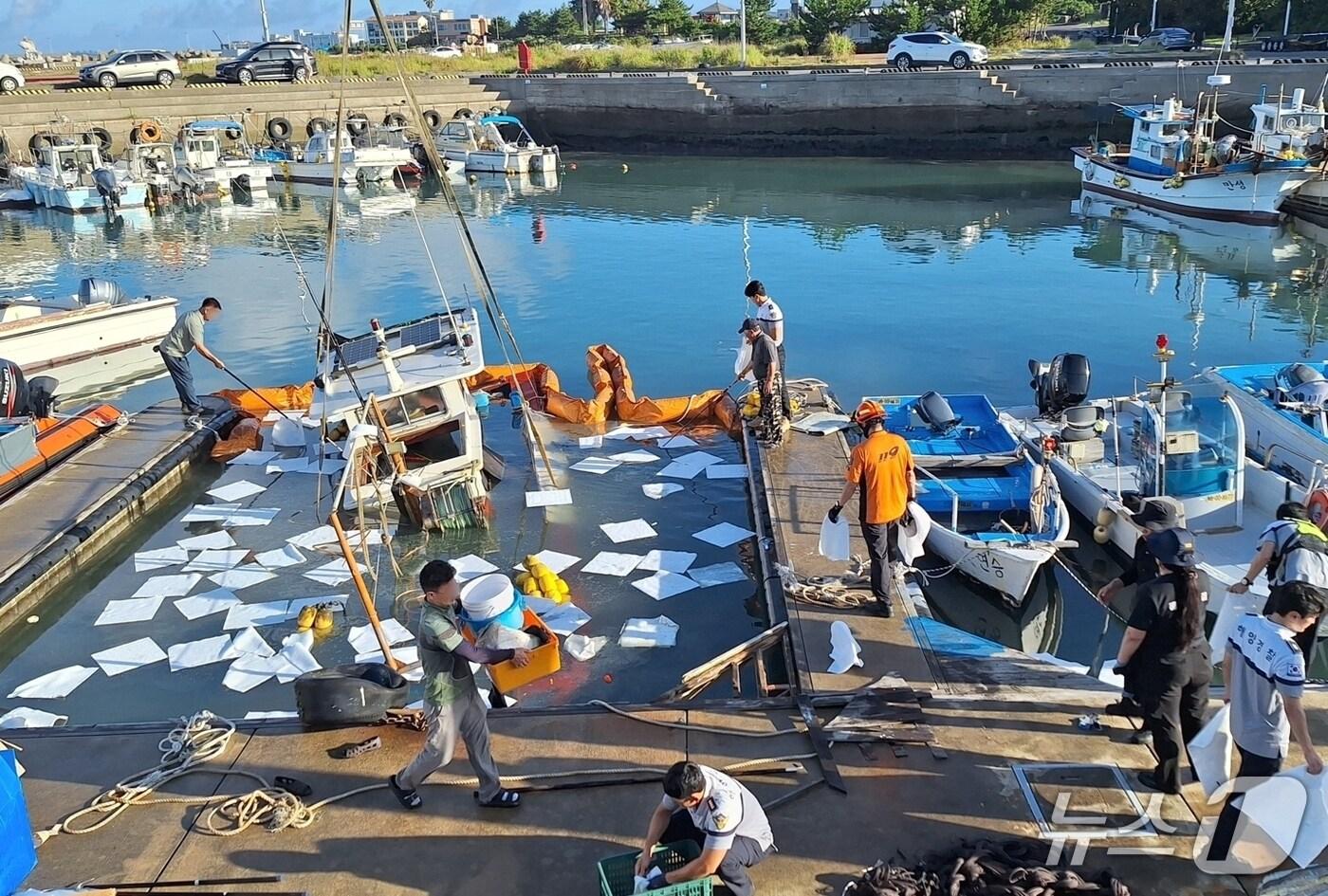 14일 새벽 제주 서귀포시 대정읍 운진항에서 발생한 어선 침수 및 기름 유출사고를 수습하는 모습.(제주도소방안전본부 제공. 재판매 및 DB 금지)