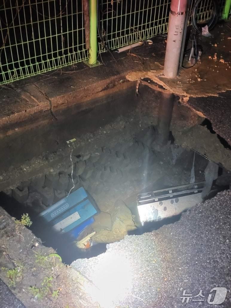 본문 이미지 - 경기 고양시 덕양구 고양동의 한 주택가 옆 하천변에 발생한 씽크홀. &#40;경기북부소방재난본부 제공, 재판매 및 DB금지&#41;