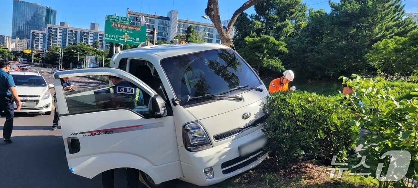 14일 오전 제주시 노형동 한 도로에서 발생한 트럭 사고.&#40;제주도소방안전본부 제공. 재판매 및 DB 금지&#41;