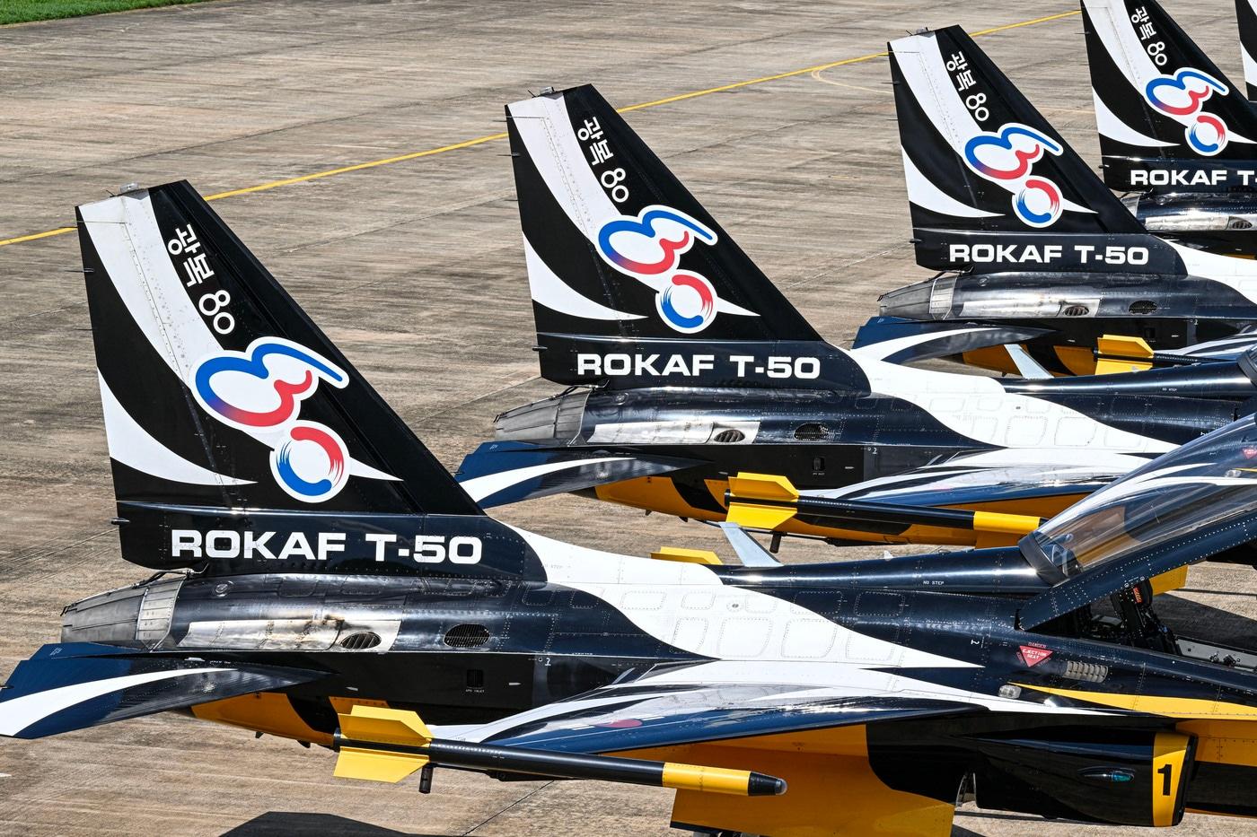 광복 80년을 맞아 기념 엠블럼을 부착한 블랙이글스 T-50B 항공기.(공군 제공)