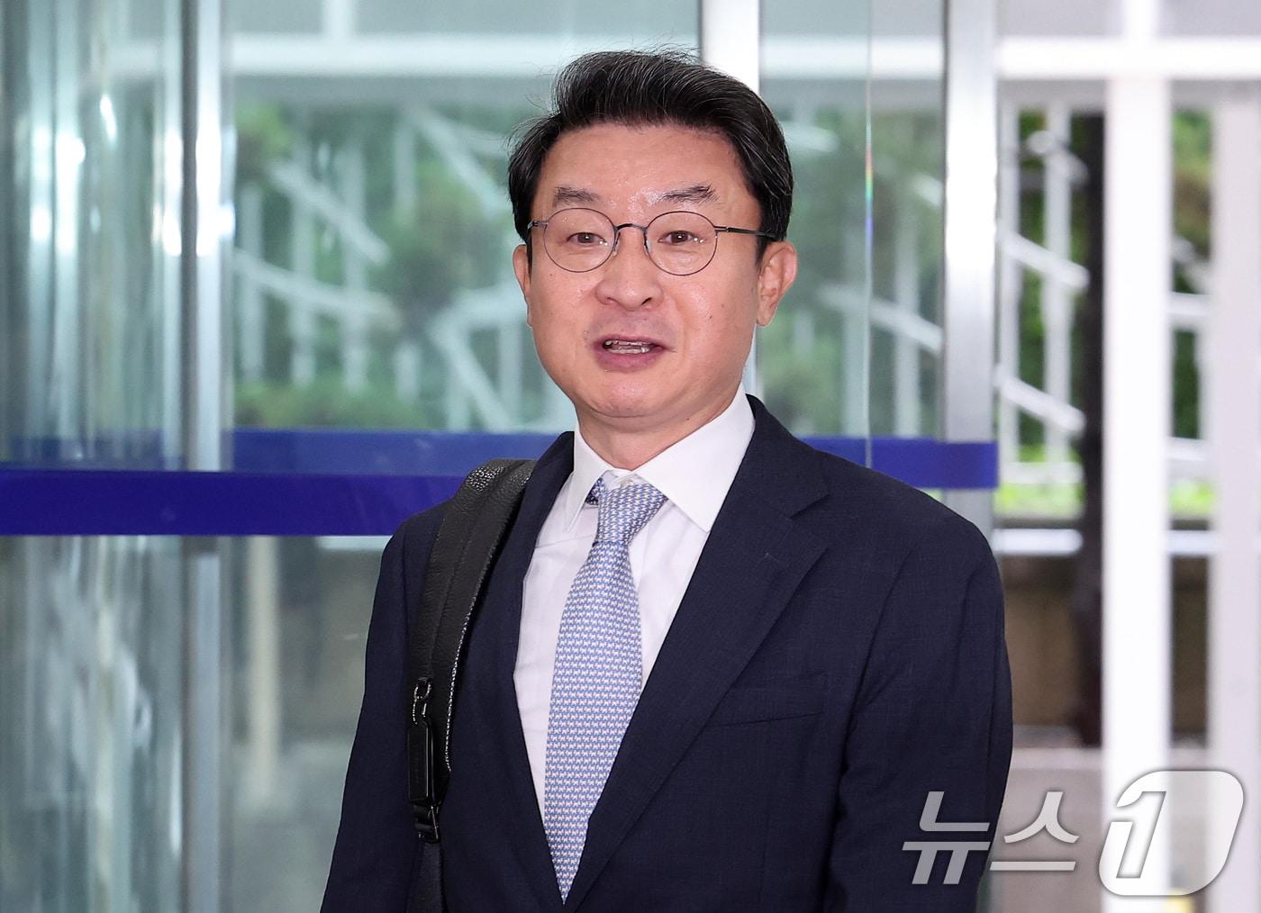 본문 이미지 - 이억원 금융위원장 후보자가 14일 오전 서울 중구 예금보험공사에 마련된 인사청문회 준비 사무실로 출근하고 있다. 2025.8.14/뉴스1 ⓒ News1 김성진 기자