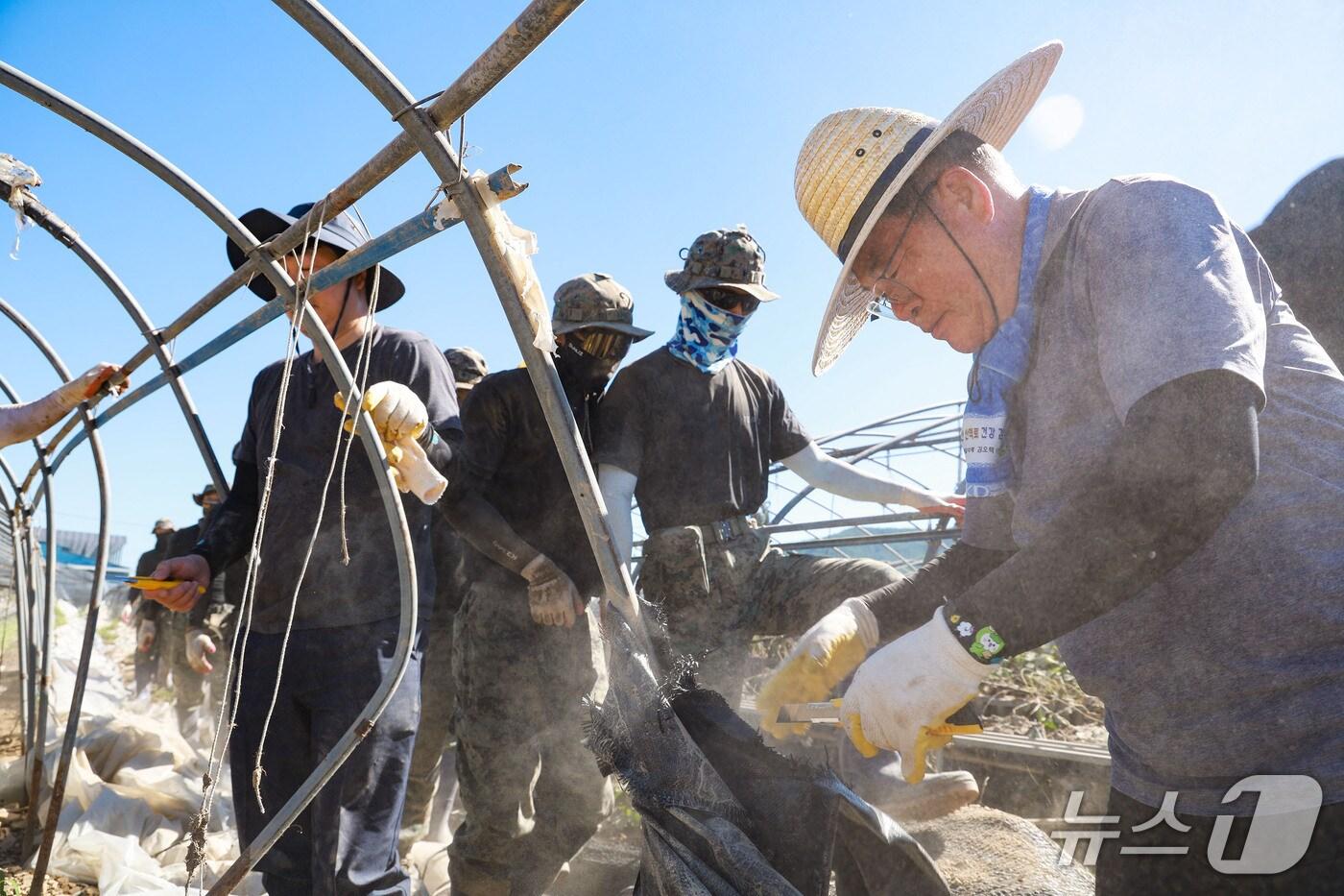 이승화 산청군수가 수해 현장에서 복구 작업을 하는 모습. (산청군 제공. 재판매 및 DB금지). 2025.8.1