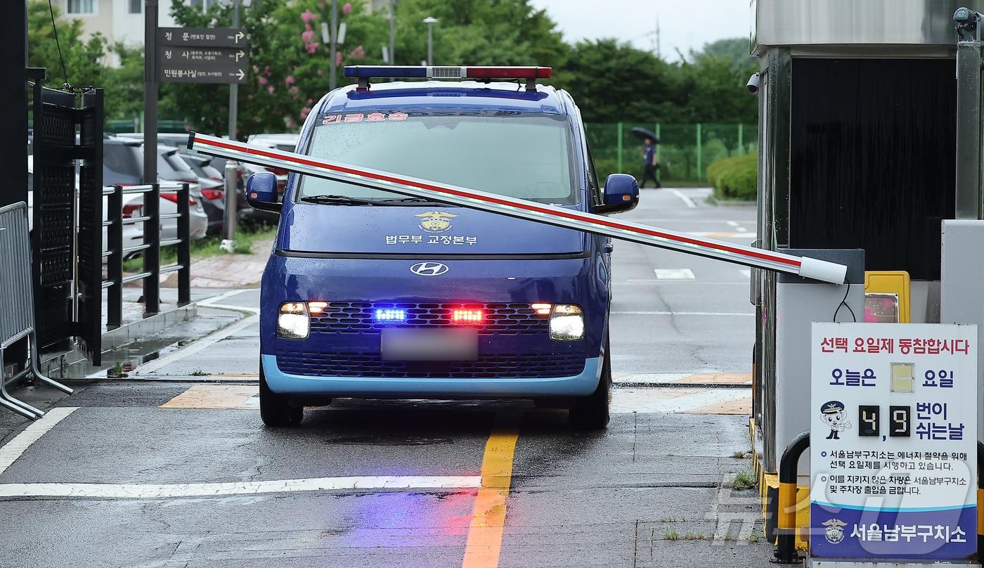 구속된 김건희 여사를 태운 호송차가 14일 오전 서울 구로구 서울남부구치소에서 특검 사무실로 향하고 있다. 2025.8.14/뉴스1 ⓒ News1 김진환 기자