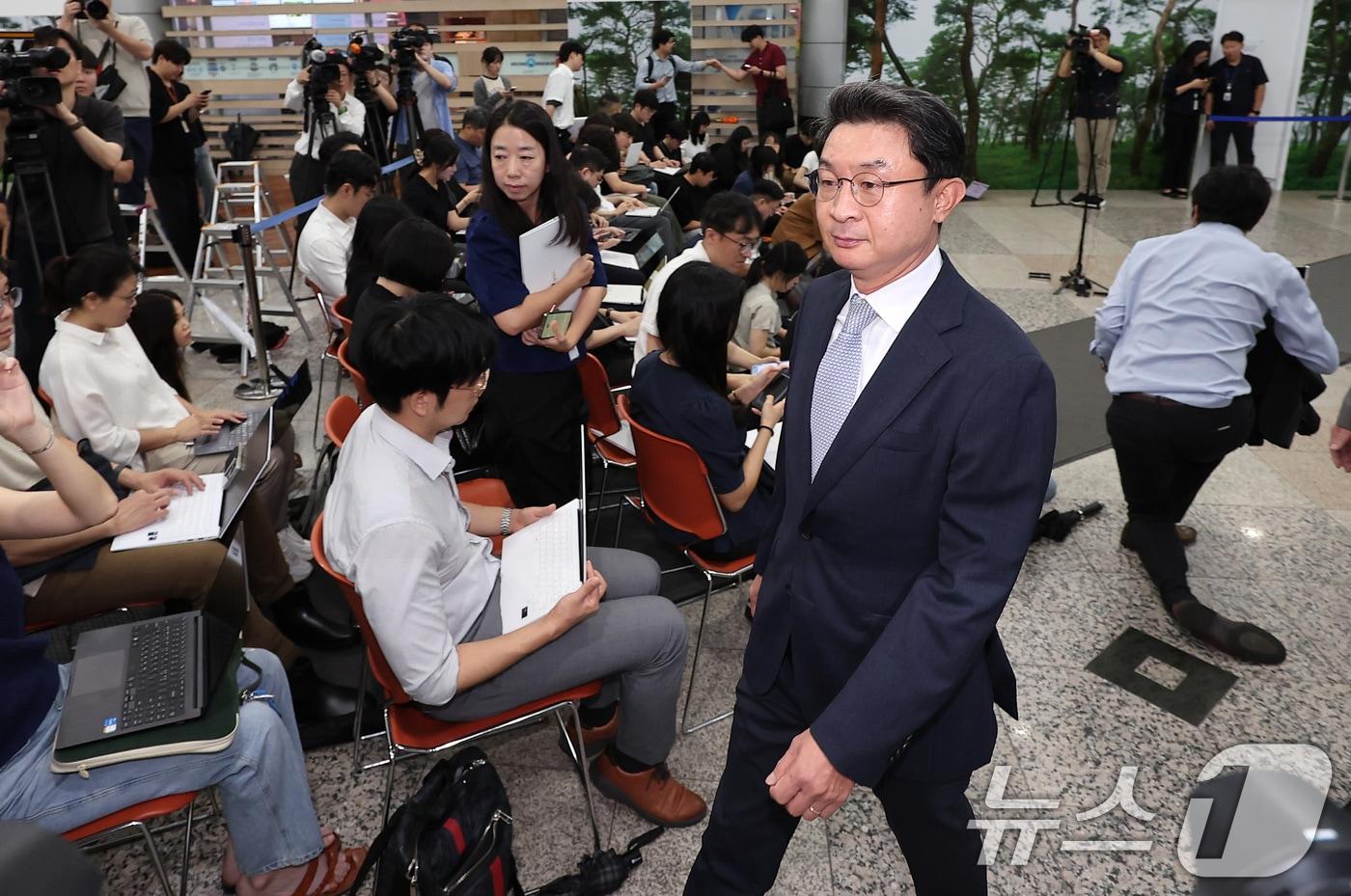 이억원 금융위원장 후보자가 14일 오전 서울 중구 예금보험공사에 마련된 인사청문회 준비 사무실로 출근하고 있다. 2025.8.14/뉴스1 ⓒ News1 김성진 기자