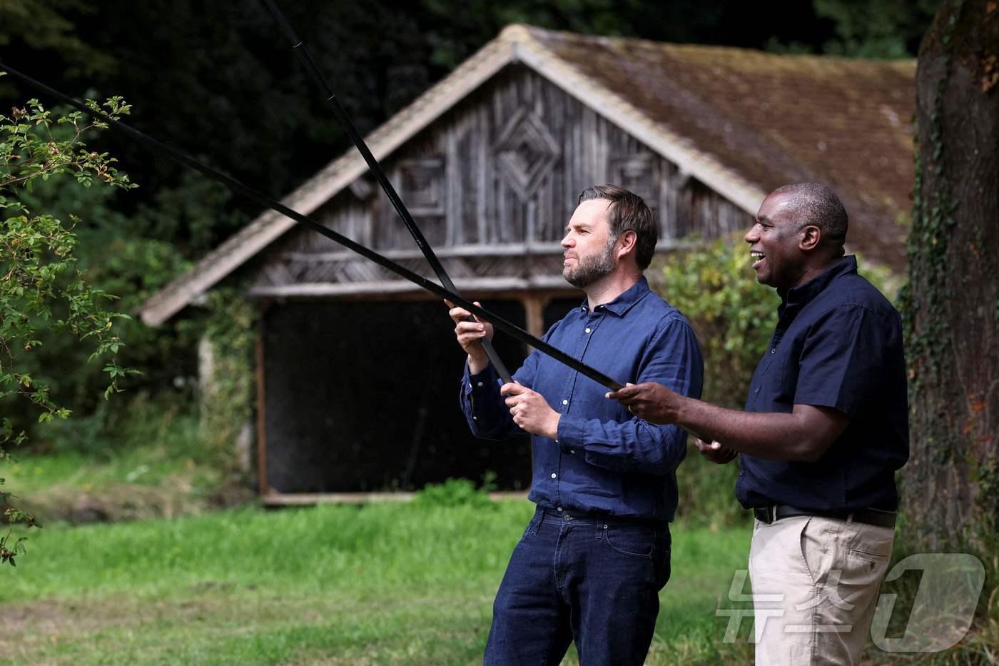 8일(현지시간) 영국 남동부 체브닝에 위치한 체브닝 하우스에서 영국 외무장관 데이비드 래미(오른쪽)와 미국 부통령 JD 밴스(왼쪽)가 낚시를 즐기고 있다. 래미 장관은 주말 동안 자신의 시골 별장인 이곳에 밴스 부통령과 그 가족을 초청해 사적인 휴가를 함께 보냈다.2025.08.08.ⓒ AFP=뉴스1