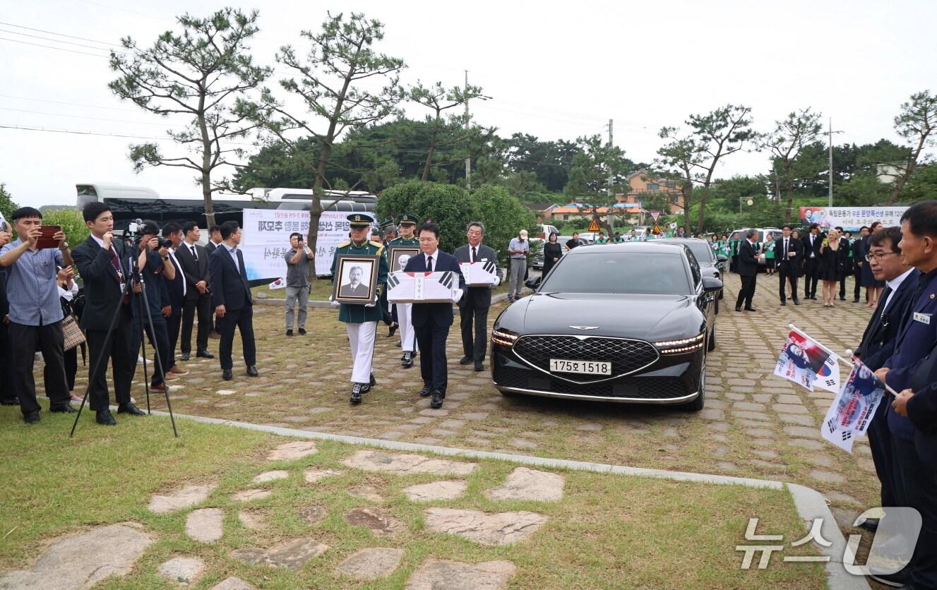 본문 이미지 - 지난 13일 남면 몽산리 우운 문양목 선생 생가에서 진행된 추모제 모습(태안군 제공. 재판매 및 DB금지)2025.8.14/뉴스1