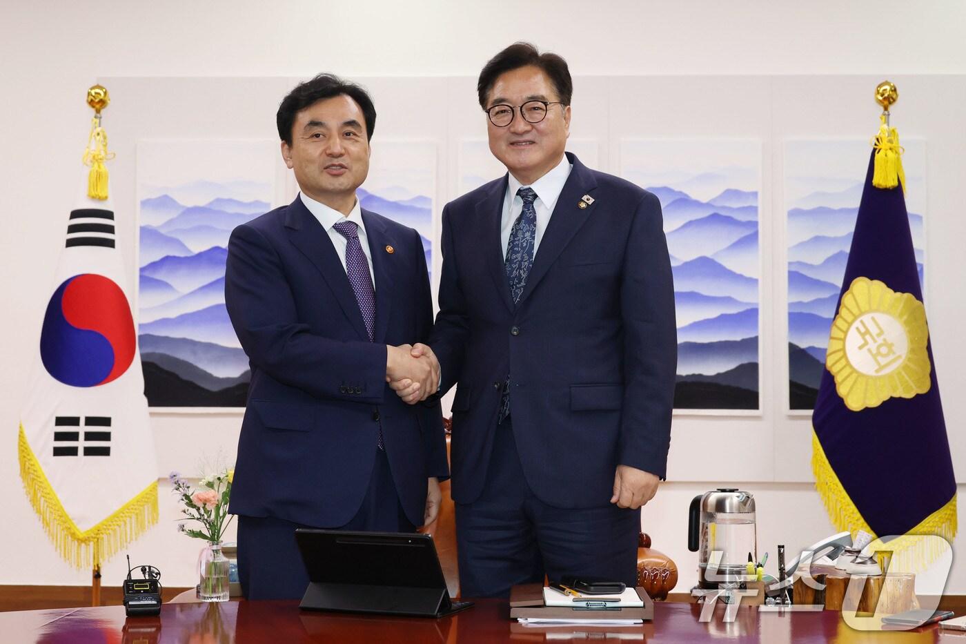 우원식 국회의장이 14일 오전 서울 여의도 국회를 찾은 안규백 국방부 장관을 접견, 악수하고 있다. 2025.8.14/뉴스1 ⓒ News1 이광호 기자