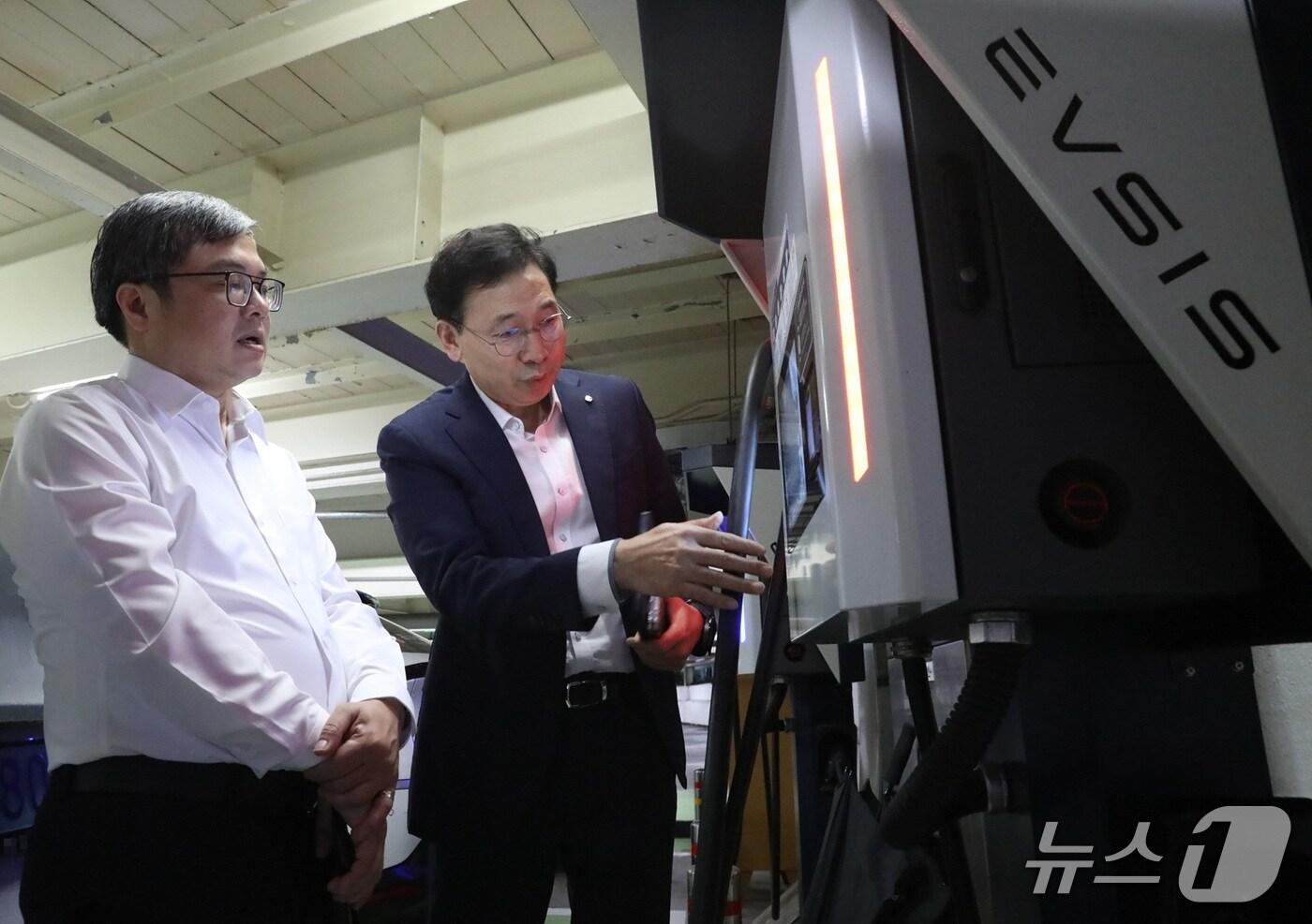 오영식 EVSIS 대표이사가 쯔엉 비엣 중 하노이시 부시장에게 EVSIS 전기차 중전기를 설명하고 있다.&#40;롯데이노베이트 제공&#41;