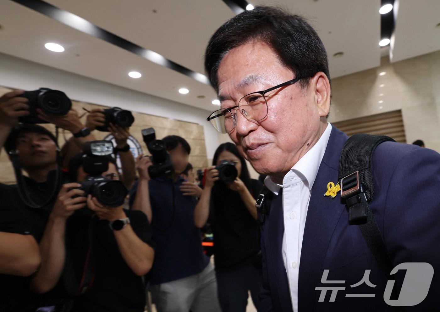 최교진 교육부 장관 후보자가 14일 오전 서울 영등포구 여의도 한국교육시설안전원에 마련된 인사청문회 사무실로 출근하고 있다. 2025.8.14/뉴스1 ⓒ News1 권현진 기자