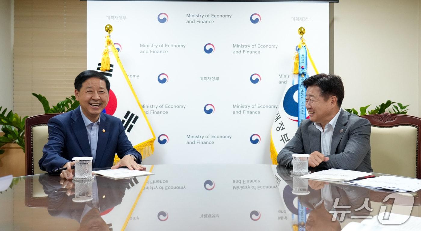 구윤철 경제부총리와 오영훈 제주도지사&#40;제주도 제공. 재판매 및 DB금지&#41;/뉴스1