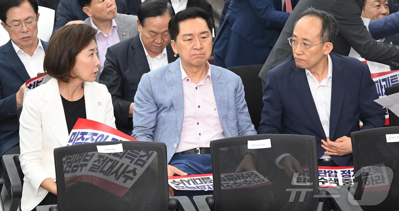 나경원&#40;왼쪽부터&#41;, 김기현, 추경호 국민의힘 의원이 14일 서울 여의도 중앙당사에서 열린 의원총회에 참석해 대화하고 있다. &#40;공동취재&#41; 2025.8.14/뉴스1 ⓒ News1 안은나 기자