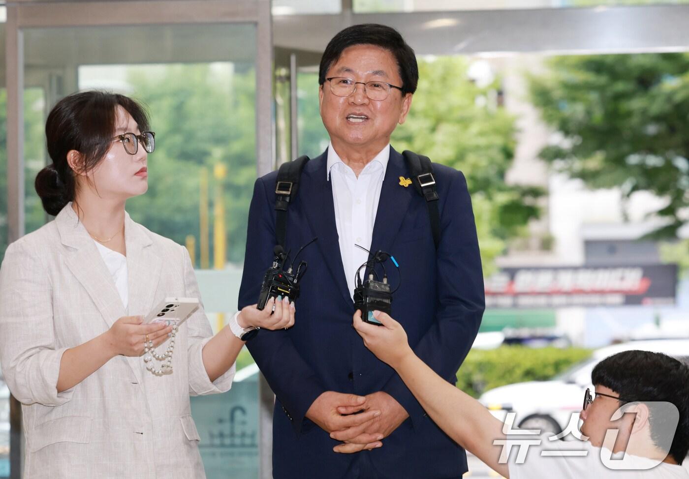 최교진 교육부 장관 후보자가 지난 14일 오전 서울 영등포구 여의도 한국교육시설안전원에 마련된 인사청문회 사무실로 출근하기 전 소감을 말하고 있다. 2025.8.14/뉴스1 ⓒ News1 권현진 기자