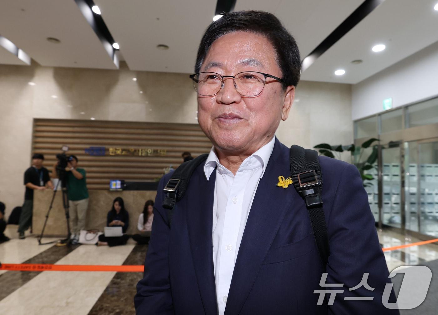 본문 이미지 - 최교진 교육부 장관 후보자가 14일 오전 서울 영등포구 여의도 한국교육시설안전원에 마련된 인사청문회 사무실로 출근하고 있다. 2025.8.14/뉴스1 ⓒ News1 권현진 기자