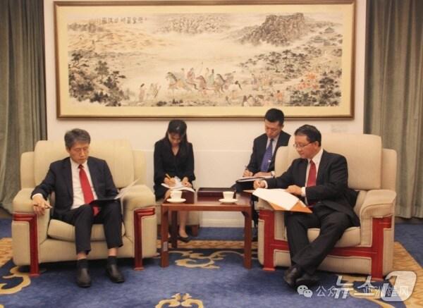 본문 이미지 - 김한규 주중 한국대사관 대사대리와 류진쑹 중국 외교부 아주국장이 13일 베이징에서 만났다. (사진출처=중국 외교부 홈페이지)