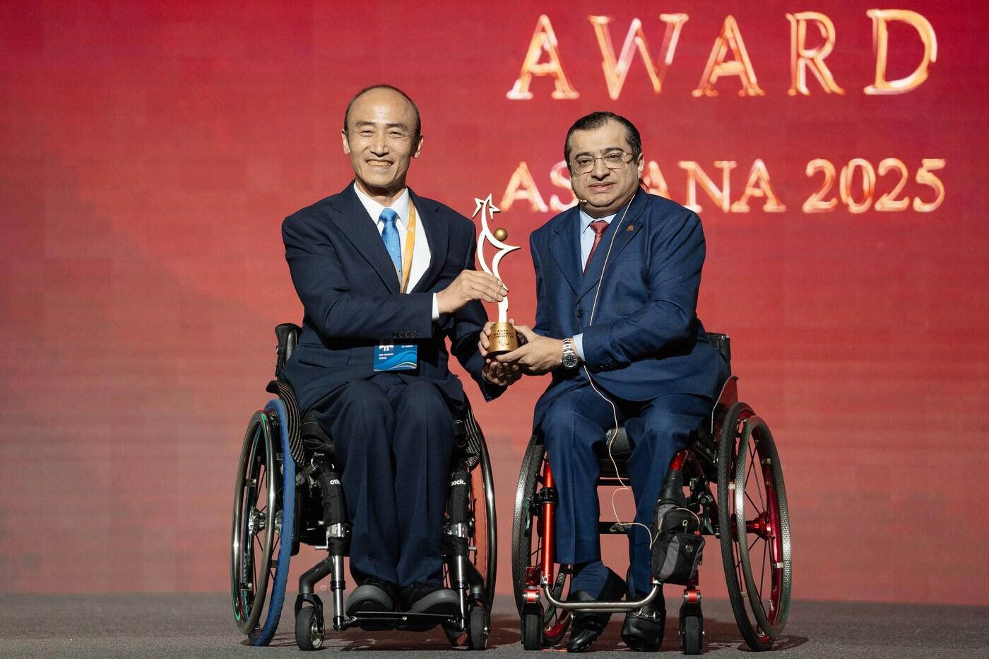 13일 카자흐스탄 아스타나에서 열린 2025 아시아패럴림픽위원회 시상식에서 정진완 대한장애인체육회장(좌측)이 우수 NPC상을 수상하고 있다.(대한장애인체육회 제공)