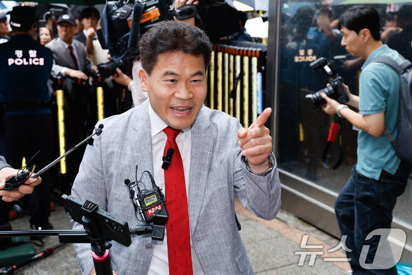 전한길 전 한국사 강사가 14일 오전 서울 여의도 국민의힘 중앙당사에서 열린 중앙윤리위원회 회의에 출석하고 있다. 윤리위는 이날 회의를 열고 지난 대구·경북 합동 연설회에서 일부 후보를 향해 &#39;배신자&#39;라고 연호하며 소란을 일으킨 전 씨에 대한 징계 수위를 확정할 예정이다. 2025.8.14/뉴스1 ⓒ News1 안은나 기자