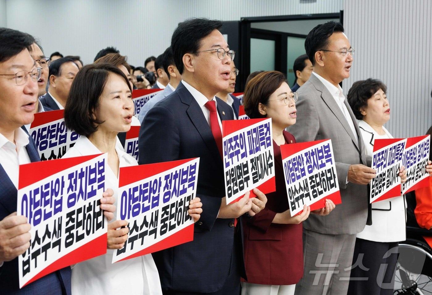 송언석 국민의힘 비상대책위원장 겸 원내대표를 비롯한 당 소속 의원들이 14일 오전 서울 여의도 국민의힘 중앙당사에서 열린 긴급의원총회에서 구호 제창을 하고 있다. (공동취재) 2025.8.14/뉴스1 ⓒ News1 안은나 기자