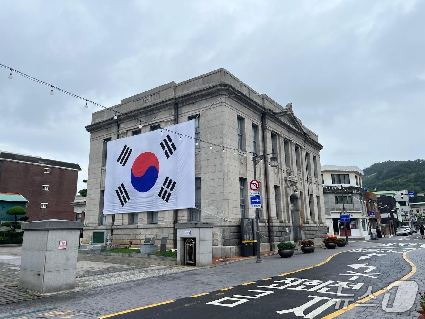 본문 이미지 - 대형 태극기 게시된 목포근대역사관 모습.(목포시 제공. 재판매 및 DB금지) 2025.8.14/뉴스1