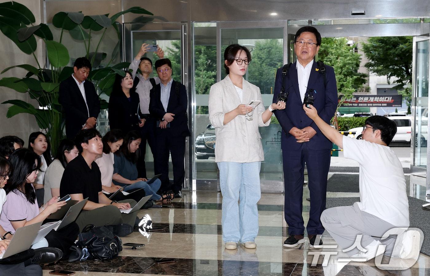 최교진 교육부 장관 후보자가 14일 오전 서울 영등포구 여의도 한국교육시설안전원에 마련된 인사청문회 사무실로 출근하며 취재진 질문에 답하고 있다. 2025.8.14/뉴스1 ⓒ News1 권현진 기자