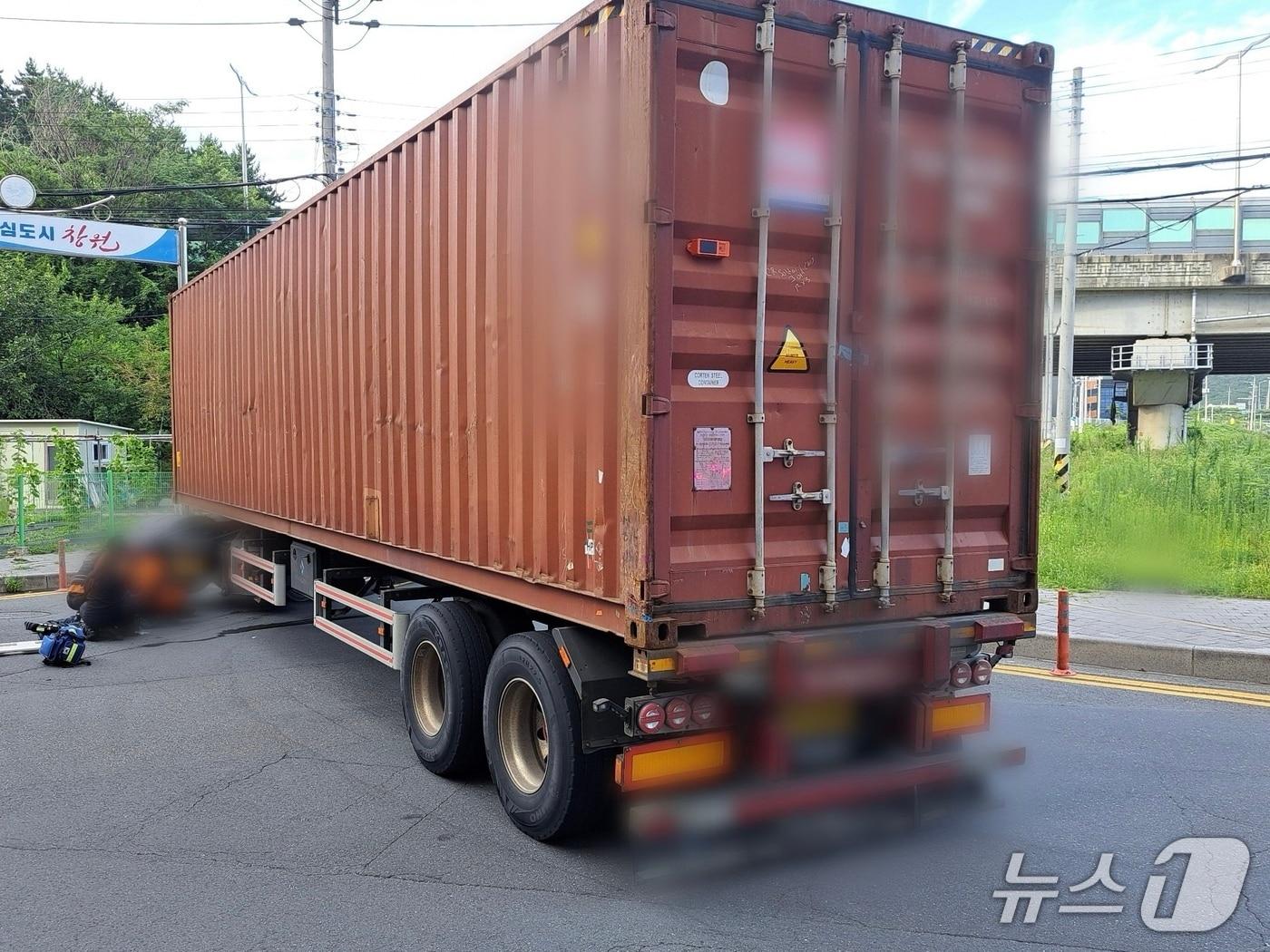 본문 이미지 - 13일 오후 4시 50분쯤 창원시 진해구 두동의 한 삼거리 이면도로에서 우회전 하던 트레일러에 전기자전거가 치여 60대 남성이 숨졌다. 사고 현장 모습.(독자 제공. 재판매 및 DB금지)