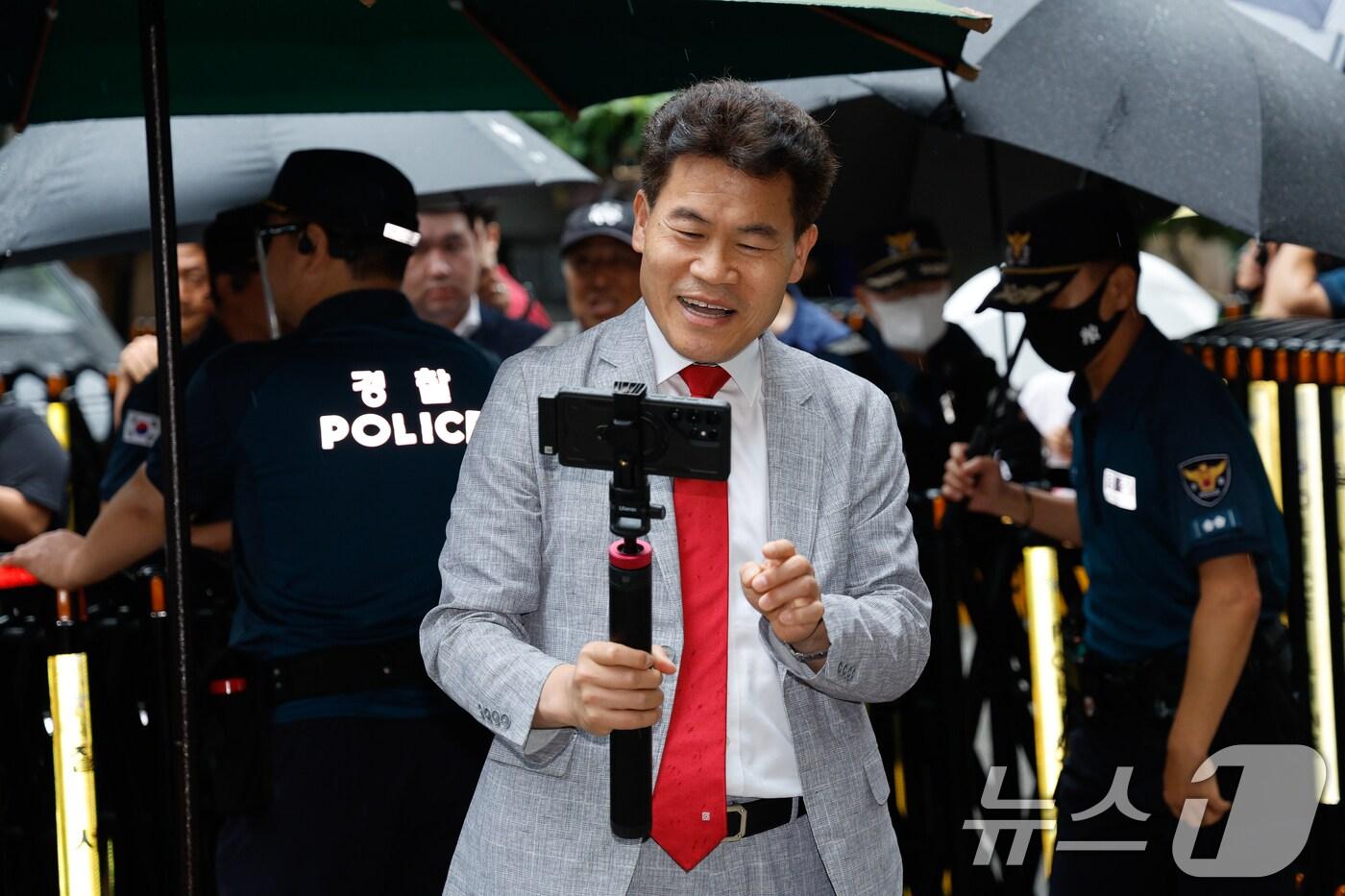 전한길 전 한국사 강사가 14일 오전 서울 여의도 국민의힘 중앙당사에서 열린 중앙윤리위원회 회의에 출석하고 있다. 윤리위는 이날 회의를 열고 지난 대구·경북 합동 연설회에서 일부 후보를 향해 &#39;배신자&#39;라고 연호하며 소란을 일으킨 전 씨에 대한 징계 수위를 확정할 예정이다. 2025.8.14/뉴스1 ⓒ News1 안은나 기자