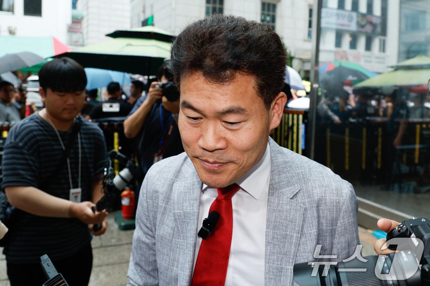 전한길 전 한국사 강사가 14일 오전 서울 여의도 국민의힘 중앙당사에서 열린 중앙윤리위원회 회의에 출석하고 있다. 2025.8.14/뉴스1 ⓒ News1 안은나 기자