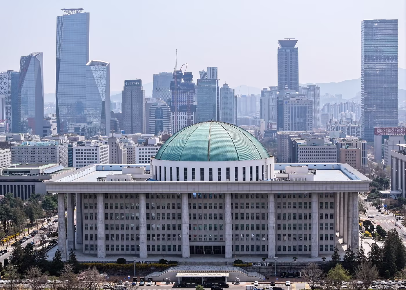 본문 이미지 - 서울 영등포구 여의도에서 드론으로 촬영한 국회의사당 전경. 2025.4.8/뉴스1