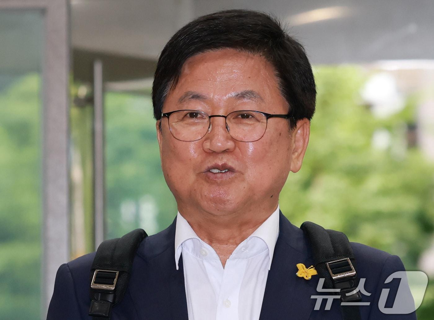 본문 이미지 - 최교진 교육부 장관 후보자가 14일 오전 서울 영등포구 여의도 한국교육시설안전원에 마련된 인사청문회 사무실로 출근하기 전 취재진 질문에 답하고 있다. 2025.8.14/뉴스1 ⓒ News1 권현진 기자