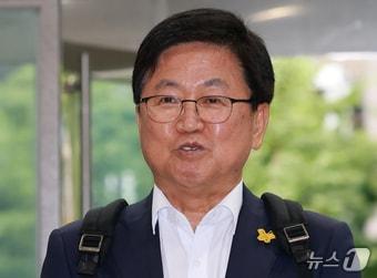 본문 이미지 - 최교진 교육부 장관 후보자가 14일 오전 서울 영등포구 여의도 한국교육시설안전원에 마련된 인사청문회 사무실로 출근하기 전 취재진 질문에 답하고 있다. 2025.8.14/뉴스1 ⓒ News1 권현진 기자