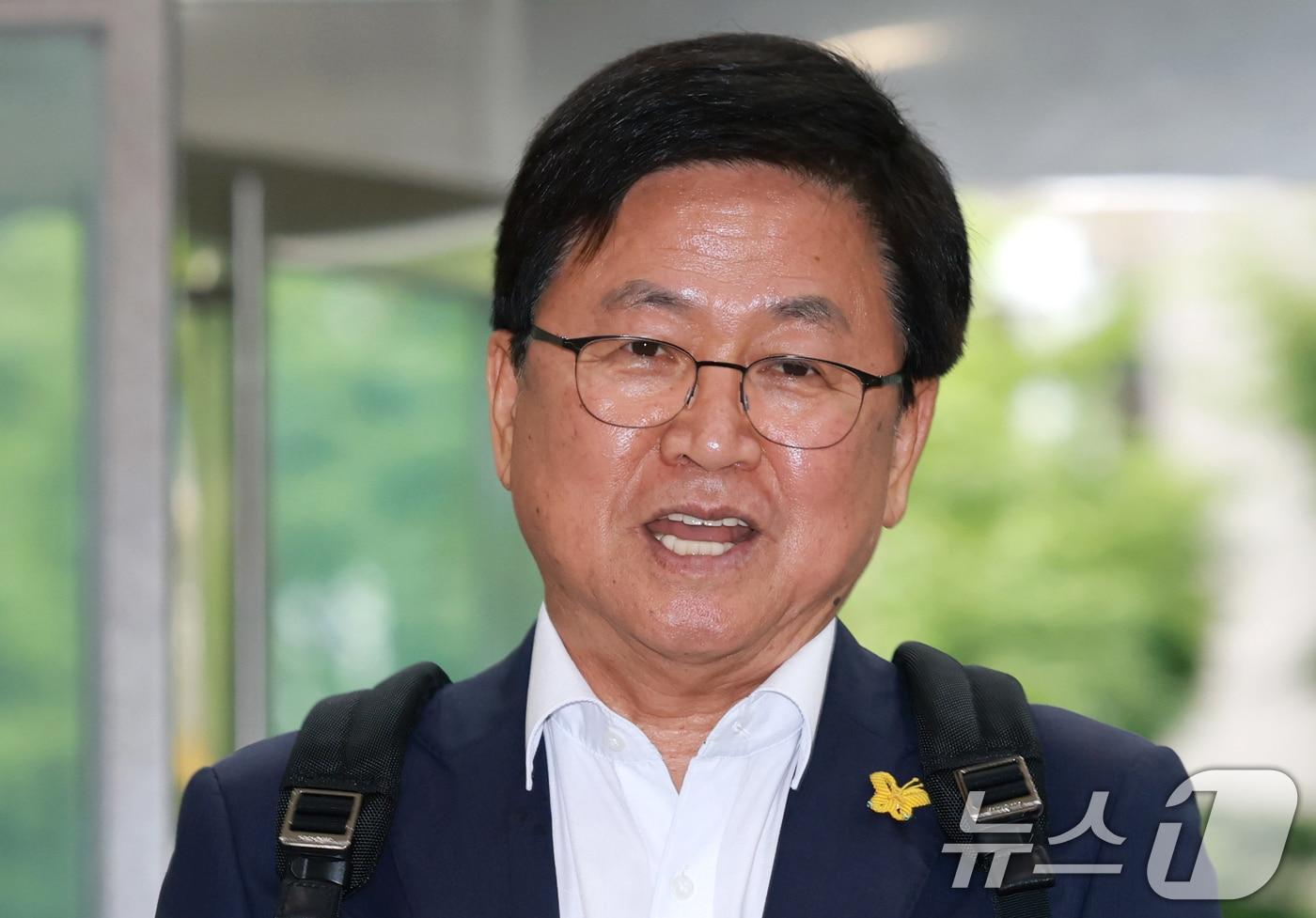 최교진 교육부 장관 후보자가 14일 오전 서울 영등포구 여의도 한국교육시설안전원에 마련된 인사청문회 사무실로 출근하기 전 취재진 질문에 답하고 있다. 2025.8.14/뉴스1 ⓒ News1 권현진 기자