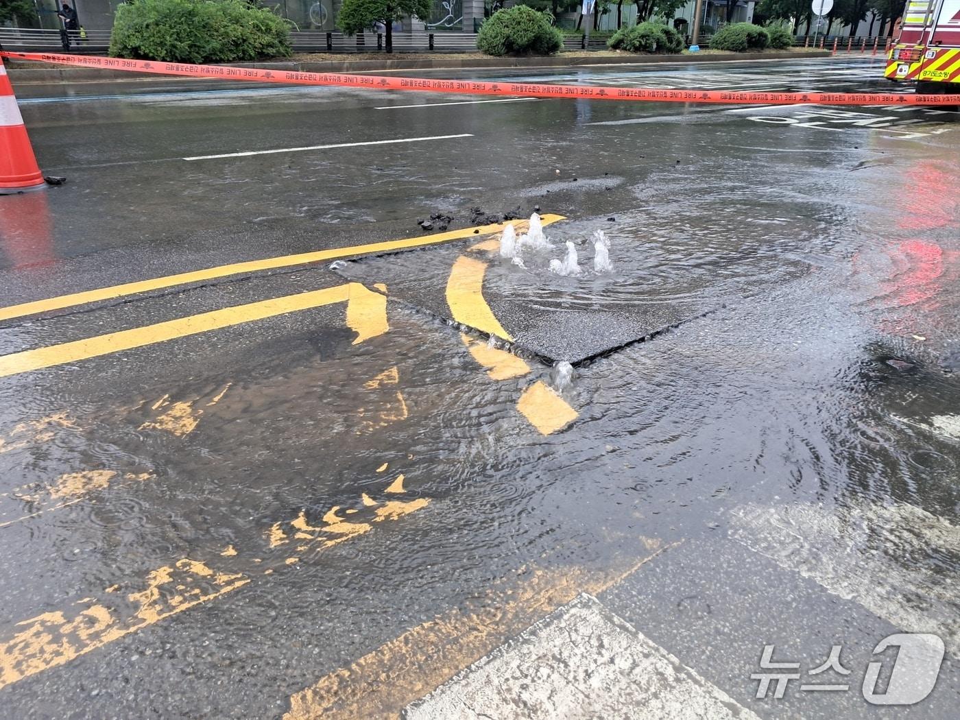 본문 이미지 - 지난 13일 낮 12시 35분께 고양시 일산동구 정발산동의 한 도로가 폭우로 침하, 통제선이 설치되어 있다. &#40;경기북부소방재난본부 제공, 재판매 및 DB금지&#41;
