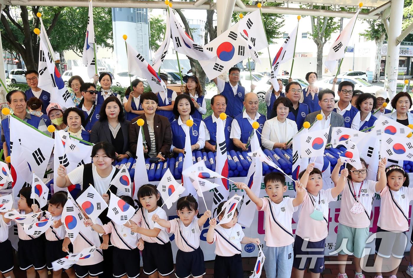 80주년 광복절을 하루 앞둔 14일 오전 대구 동구 큰고개오거리에서 한국자유총연맹 대구동구지회 회원과 동문어린이집 원아들이 &#39;나라사랑 태극기 달기 캠페인&#39;을 펼치고 있다. 2025.8.14/뉴스1 ⓒ News1 공정식 기자