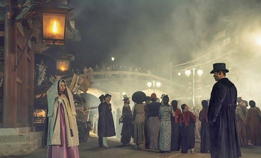 본문 이미지 - 2018년에 방영된 tvN 드라마 '미스터 션샤인'에서 이병헌과 김태리가 가로등 불빛 아래에서 마주친 장면의 시대적 배경이 됐던 한성 거리 전기 점등식. ⓒ News1 화앤담픽처스 ⓒ News1