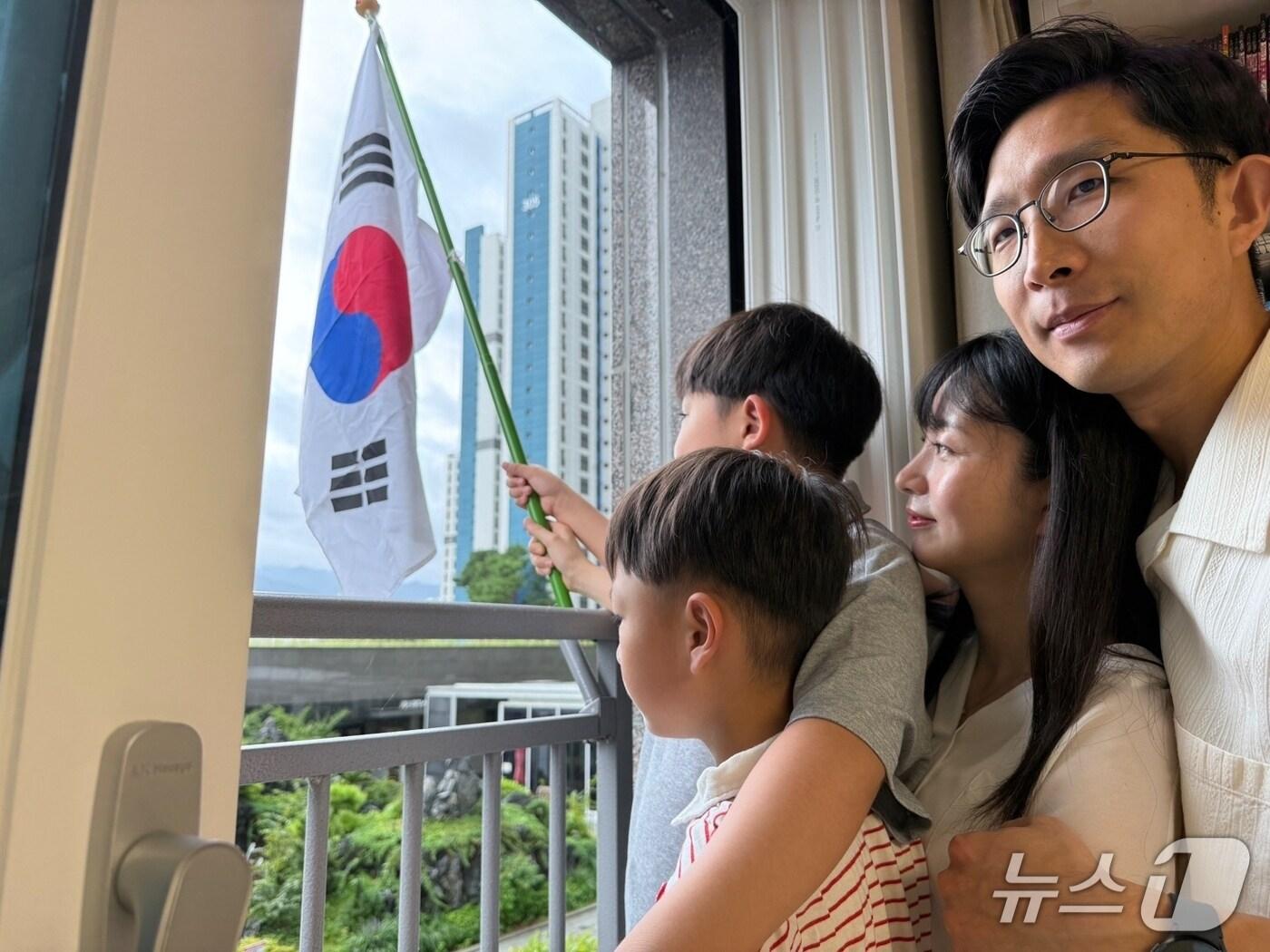 본문 이미지 - 강원도교육청 유아교육원원, 제80주년 광복절을 맞아 태극기 달기 행사.(강원유아교육원 제공, 재판매 및 DB금지)