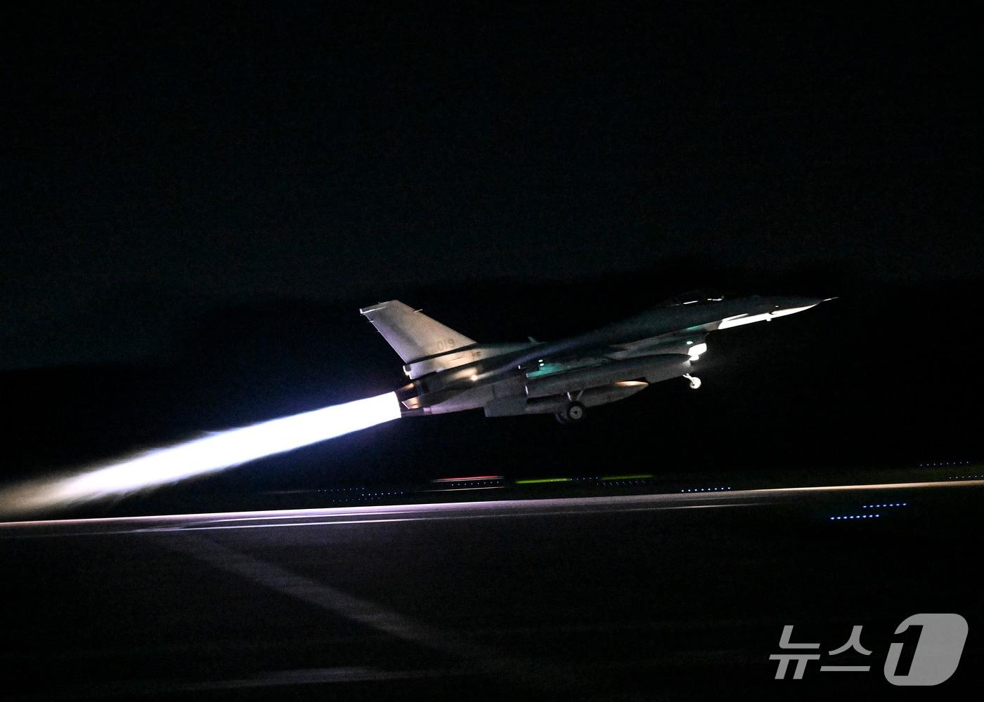 본문 이미지 - F-16 항공기 이륙 모습.&#40;19전비 제공. 재판매 및 DB금지&#41;/뉴스1 