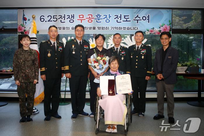 본문 이미지 - 윤현철(뒷줄 왼쪽 셋째) 육군2포병여단장이 지난 13일 고(故) 박노길 소령의 배우자 방희용(앞줄) 여사에게 은성화랑무공훈장과 훈장증을 전도 수여한 후 기념촬영을 하고 있다. (2군단 제공, 재판매 및 DB금지)