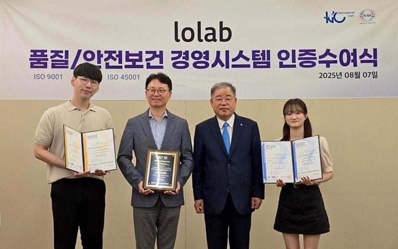 본문 이미지 - (왼쪽부터)롤랩 장기호 매니저, 정택진 CFO, 한국국제규격인증원 김천주 대표이사, 롤랩 김민지 매니저 / 사진=롤랩(lolab) 제공