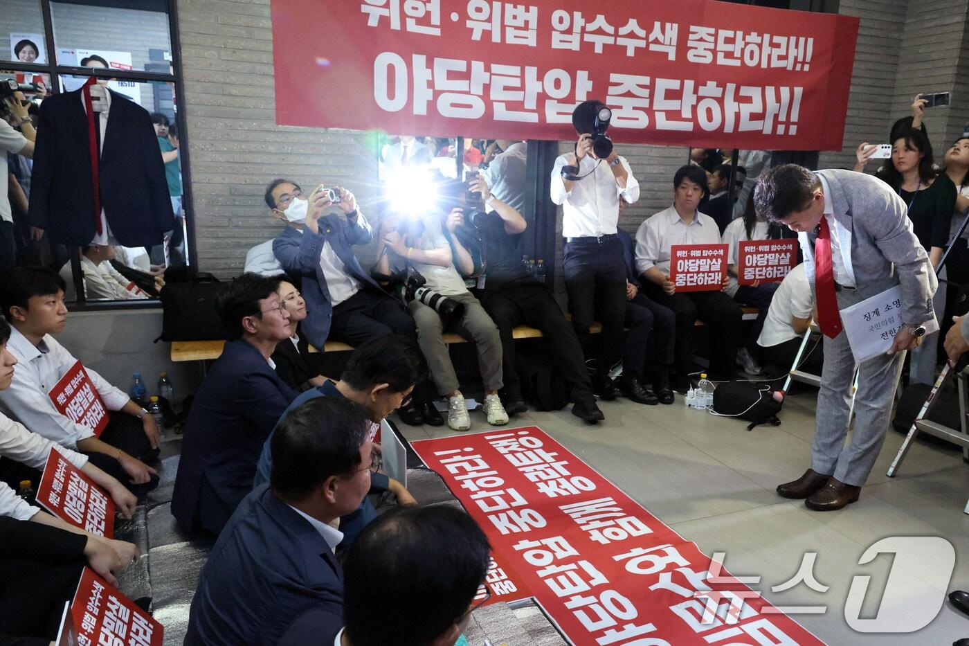 전한길 전 한국사 강사가 14일 오전 서울 여의도 국민의힘 중앙당사에서 열린 중앙윤리위원회 회의에 출석하며 전날 특검의 당사 압수수색을 규탄하며 농성중인 김문수 당대표 후보에게 인사를 하고 있다. &#40;공동취재&#41;2025.8.14/뉴스1 ⓒ News1 안은나 기자