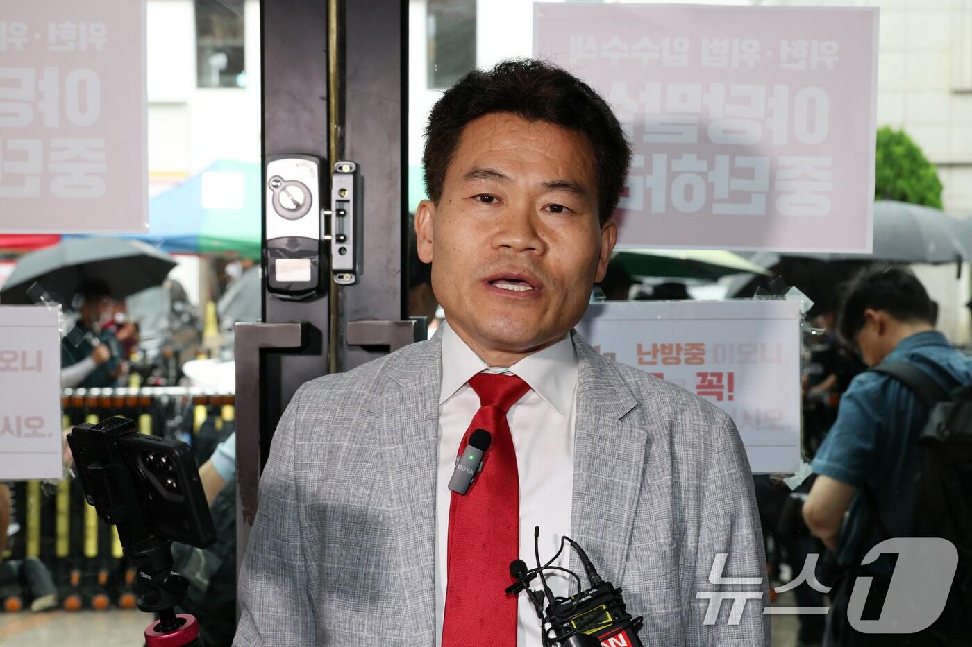 전한길 전 한국사 강사가 14일 오전 서울 여의도 국민의힘 중앙당사에서 열린 중앙윤리위원회 회의에 출석하기 전 입장을 밝히고 있다. &#40;공동취재&#41; 2025.8.14/뉴스1 ⓒ News1 안은나 기자