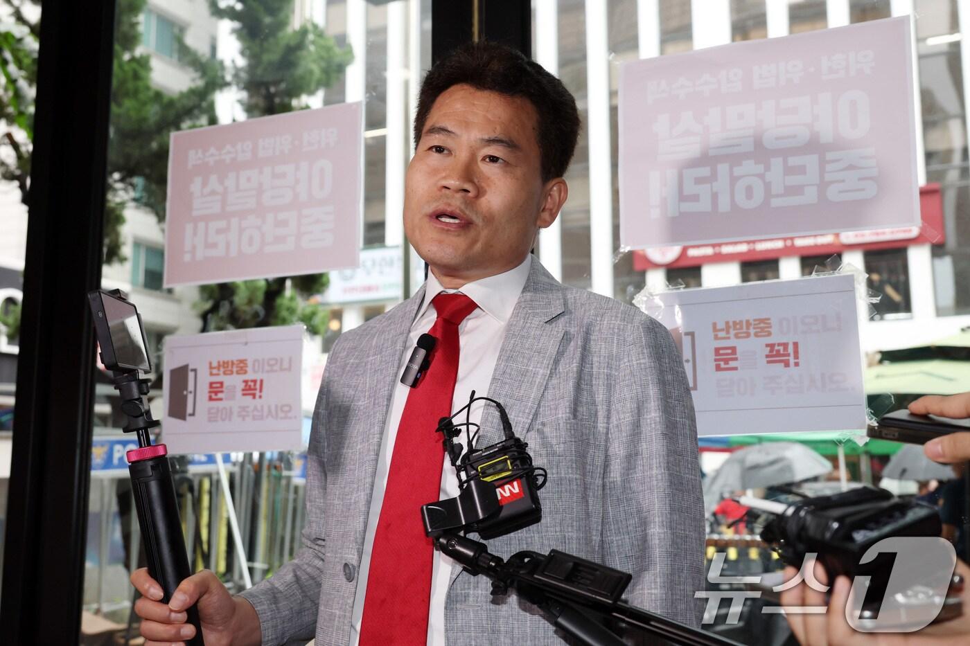 전한길 전 한국사 강사가 14일 오전 서울 여의도 국민의힘 중앙당사에서 열린 중앙윤리위원회 회의에 출석하며 입장을 밝히고 있다.&#40;공동취재&#41; 2025.8.14/뉴스1 ⓒ News1 안은나 기자