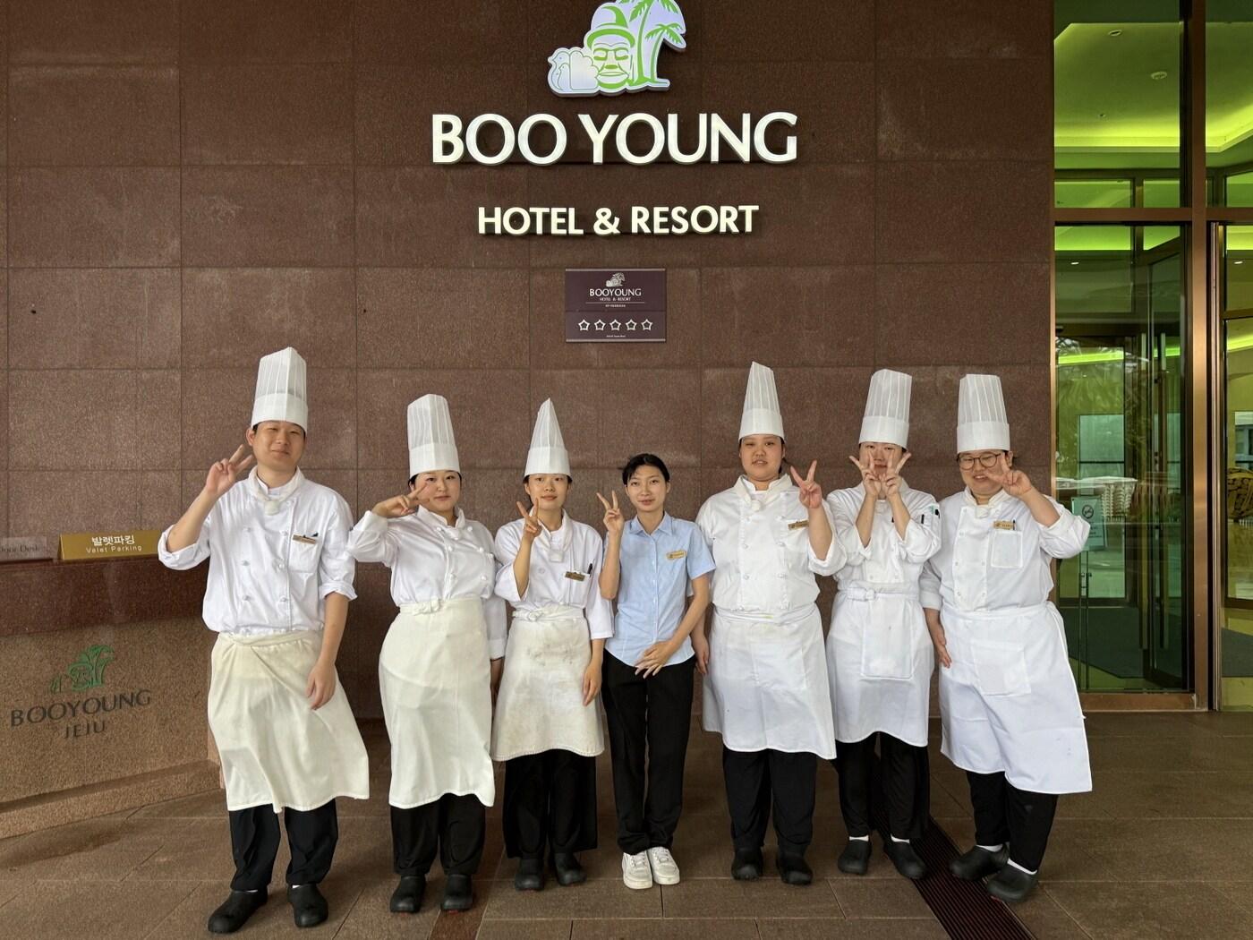 본문 이미지 - 부영트랙 현장실습학기제에 참여한 창신대 학생들이 기념촬영을 하고 있다.&#40;부영그룹 제공&#41;/뉴스1 ⓒ News1  