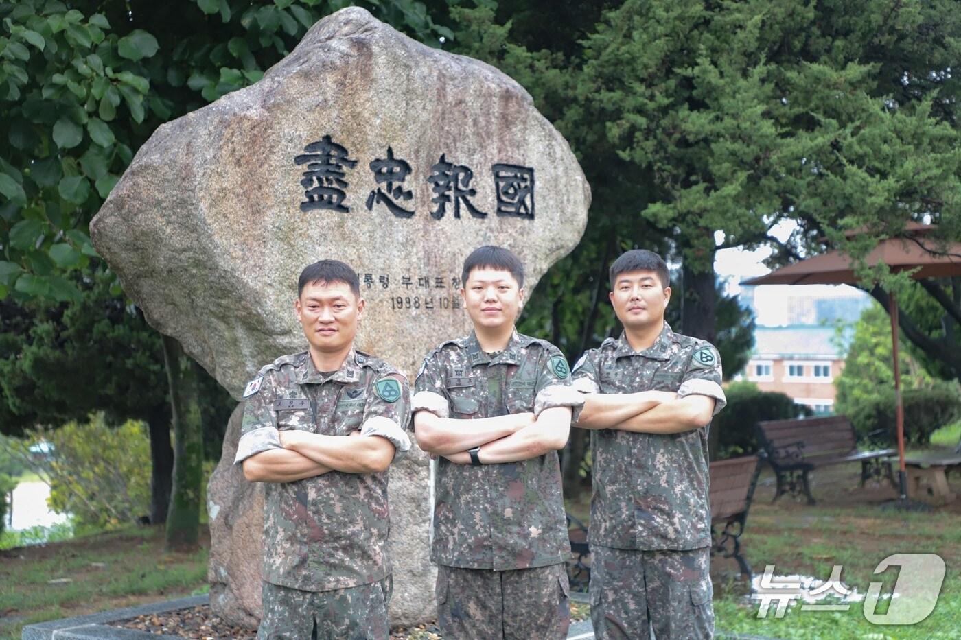 집중호우 속에서 시민들을 구조한 60사단 조경여단 부사관들. 왼쪽부터 상사 고진수, 중사 이강호, 상사 박현준. &#40;육군60사단 제공, 재판매 및 DB금지&#41;