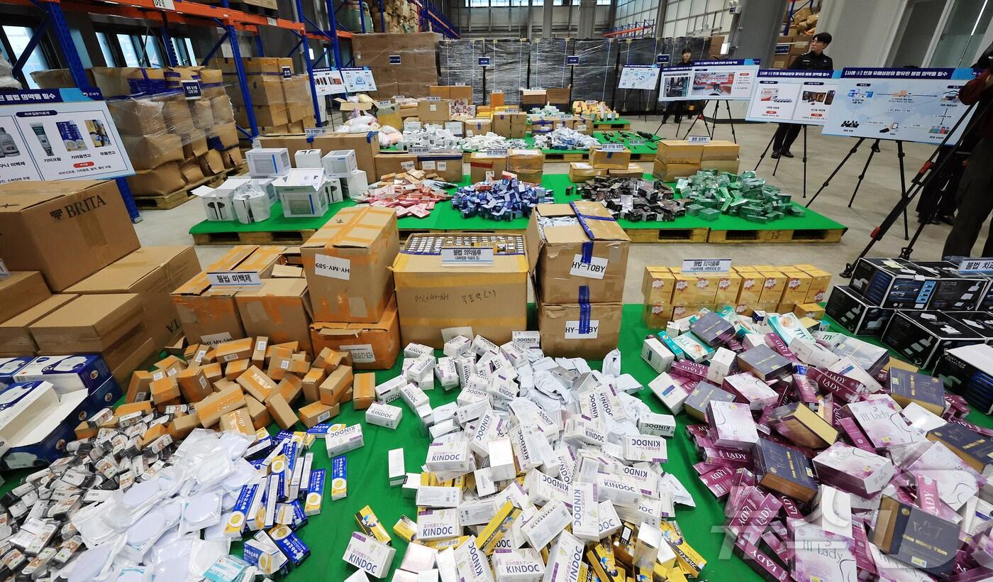 14일 오전 인천 연수구 인천세관 통합검사센터 압수창고에서 5대 민생범죄 단속 물품들이 놓여져 있다. 2025.8.14/뉴스1 ⓒ News1 김진환 기자