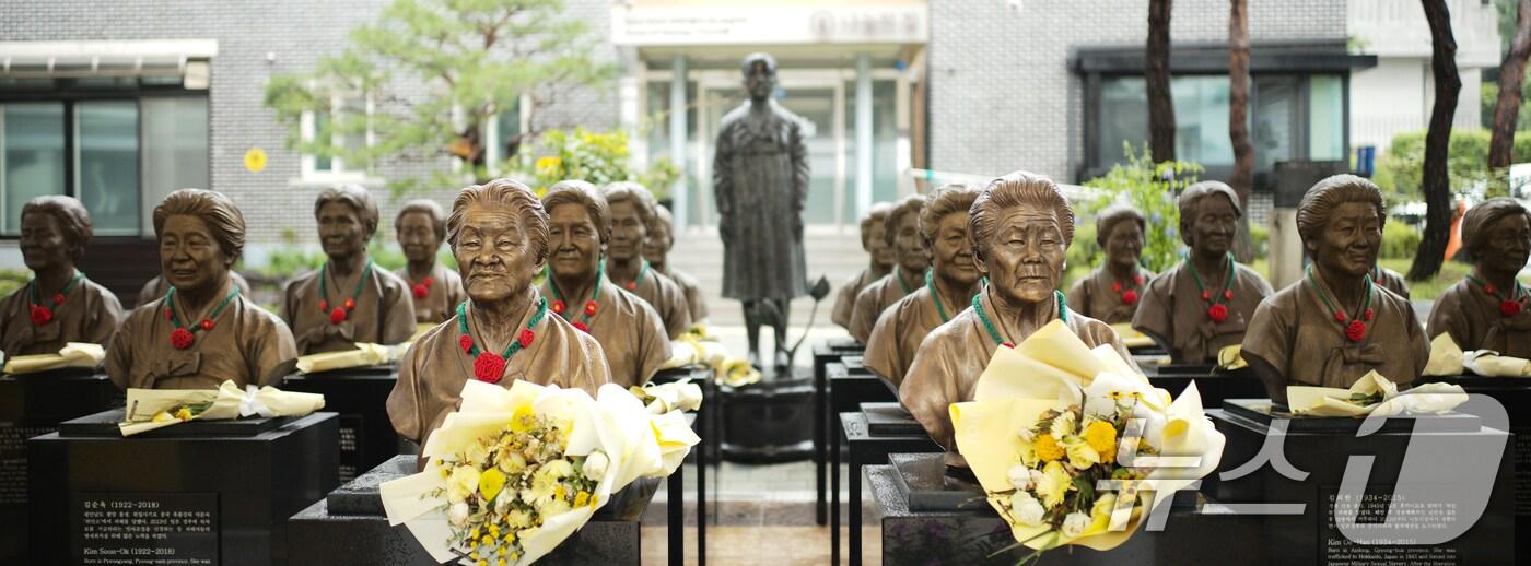 &#39;일본군 위안부 피해자 기림의 날&#39;인 14일 경기 광주시 퇴촌면 나눔의집에 위안부 피해자 할머니들의 흉상에 동백꽃 목걸이가 걸려 있다. 올해 8회째를 맞은 기림의 날은 1991년 8월 14일 고&#40;故&#41; 김학순 할머니가 피해 사실을 최초로 공개 증언한 날을 기념해 2017년 국가기념일로 지정됐다. 현재 정부에 등록된 일본군 &#39;위안부&#39; 피해자 240명 중 생존자는 6명이다. ⓒ News1 김영운 기자