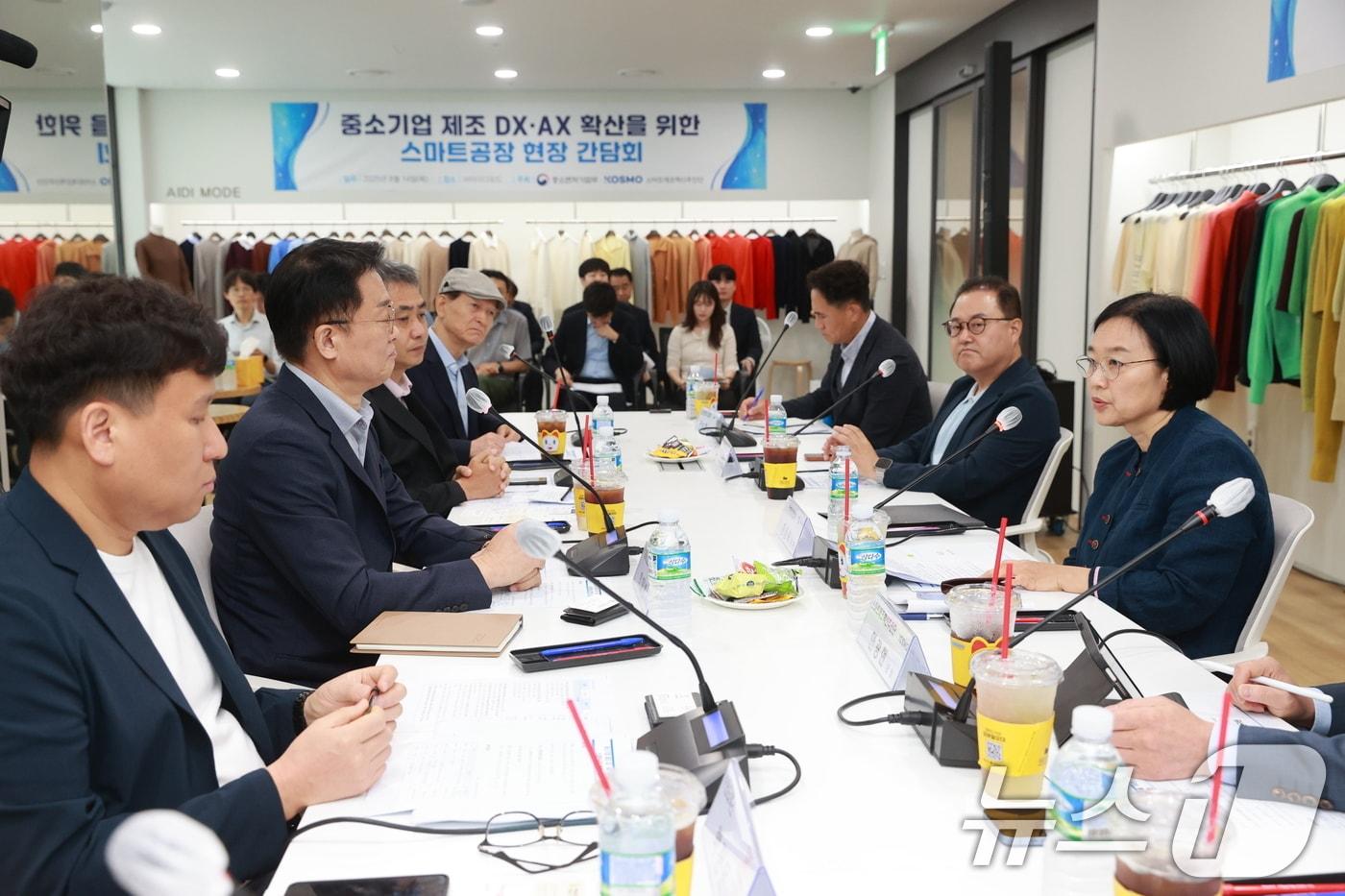 한성숙 중소벤처기업부 장관이 지난 8월 서울 금천구 아이디모드에서 열린 &#39;스마트공장 현장간담회&#39;에서 인사말을 하고 있다. &#40;중소벤처기업부 제공. 재판매 및 DB 금지&#41; 2025.8.14/뉴스1