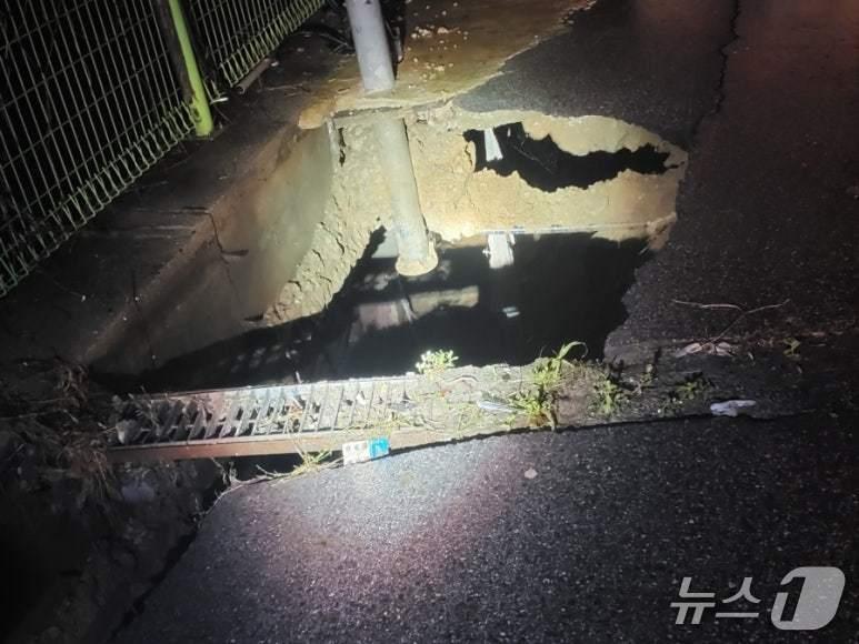 본문 이미지 -  경기 고양시 덕양구서 발생한 싱크홀&#40;경기도북부소방재난본부 제공. 재판매 및 DB 금지&#41;/뉴스1