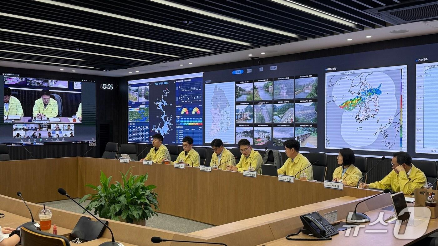 한국수자원공사가 여름철 폭염에 따른 녹조 확산 가능성에 대비해 점검 회의를 개최했다. (한국수자원공사 제공.재판매 및 DB금지)/뉴스1